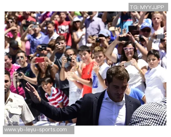 皇马球迷高举横幅抗议主席弗洛伦蒂诺接连失利引发的不满情绪